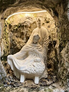 VIntage Atlantic Mold ceramic nativity figurine featuring the Holy Family.